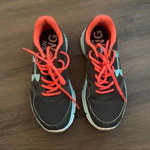 WOMENS SIZE 7.5 Underarmour sneakers LIKE NEW